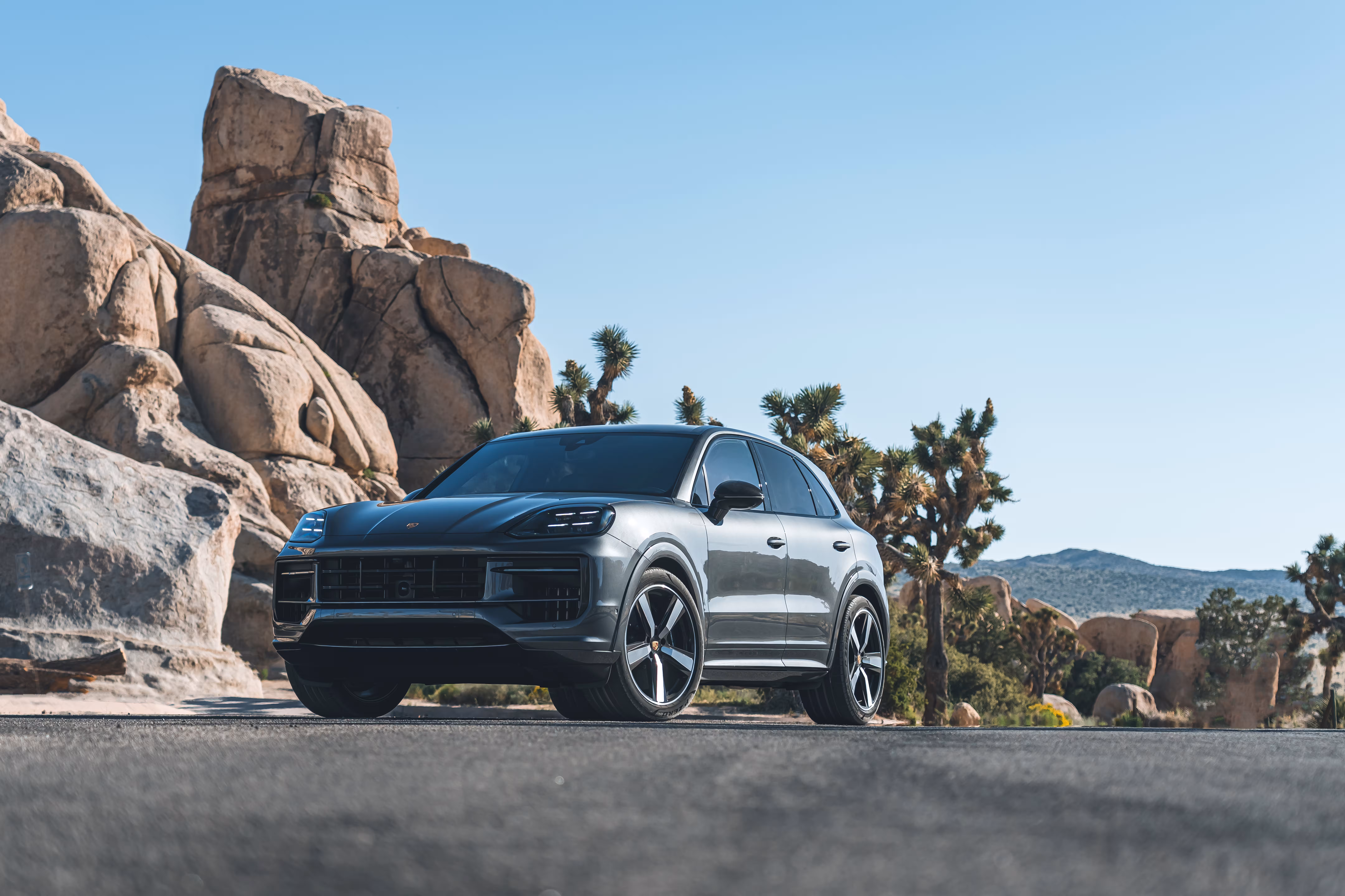Porsche Cayenne com motor a combustão em vista dianteira