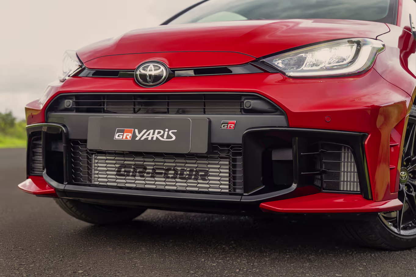Toyota GR Yaris em foto oficial com foco no conjunto esportivo