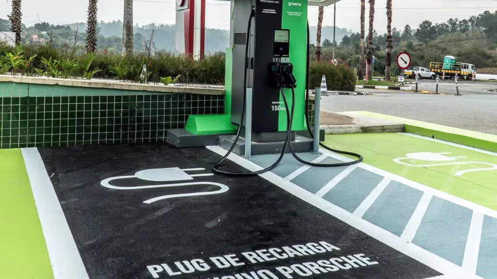 Carregador para veículo elétrico no hub da Bahia