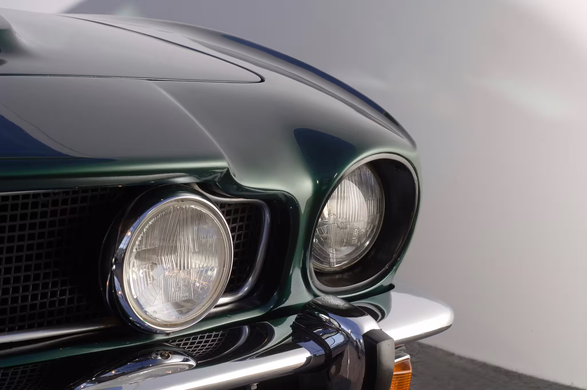 Aston Martin AMV8 em imagem oficial 10
