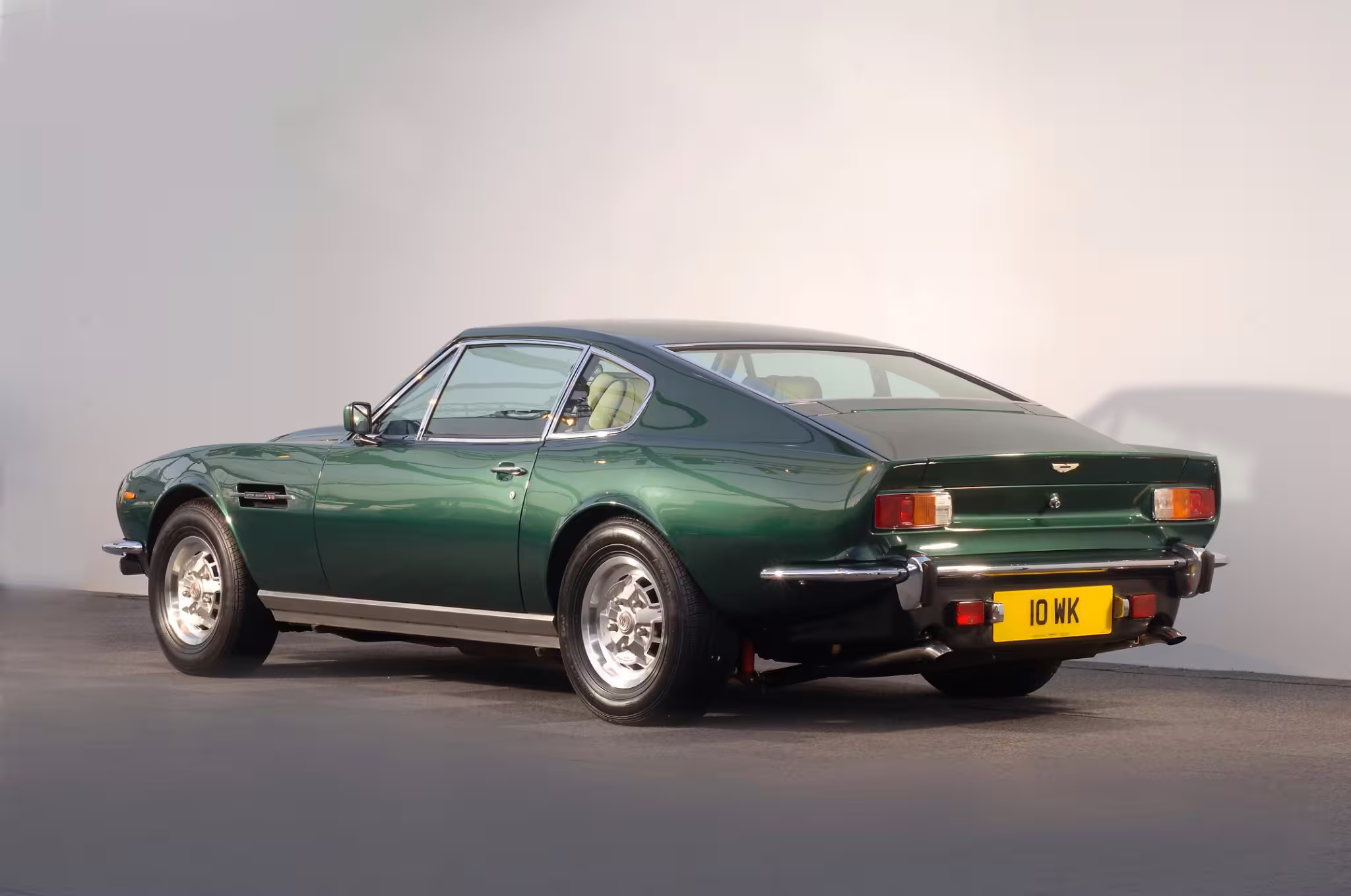Aston Martin AMV8 em imagem oficial final