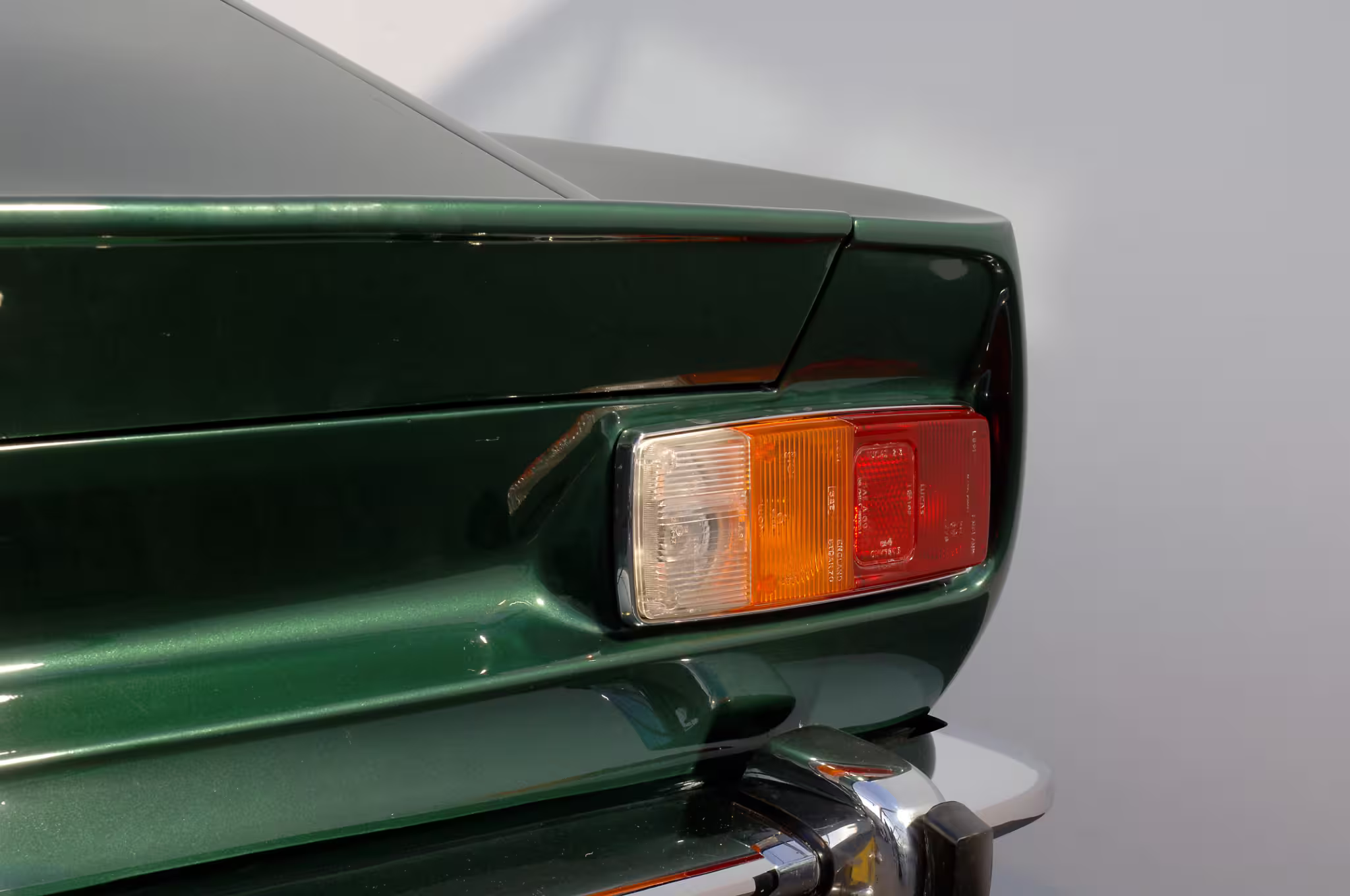 Aston Martin AMV8 em imagem oficial 3