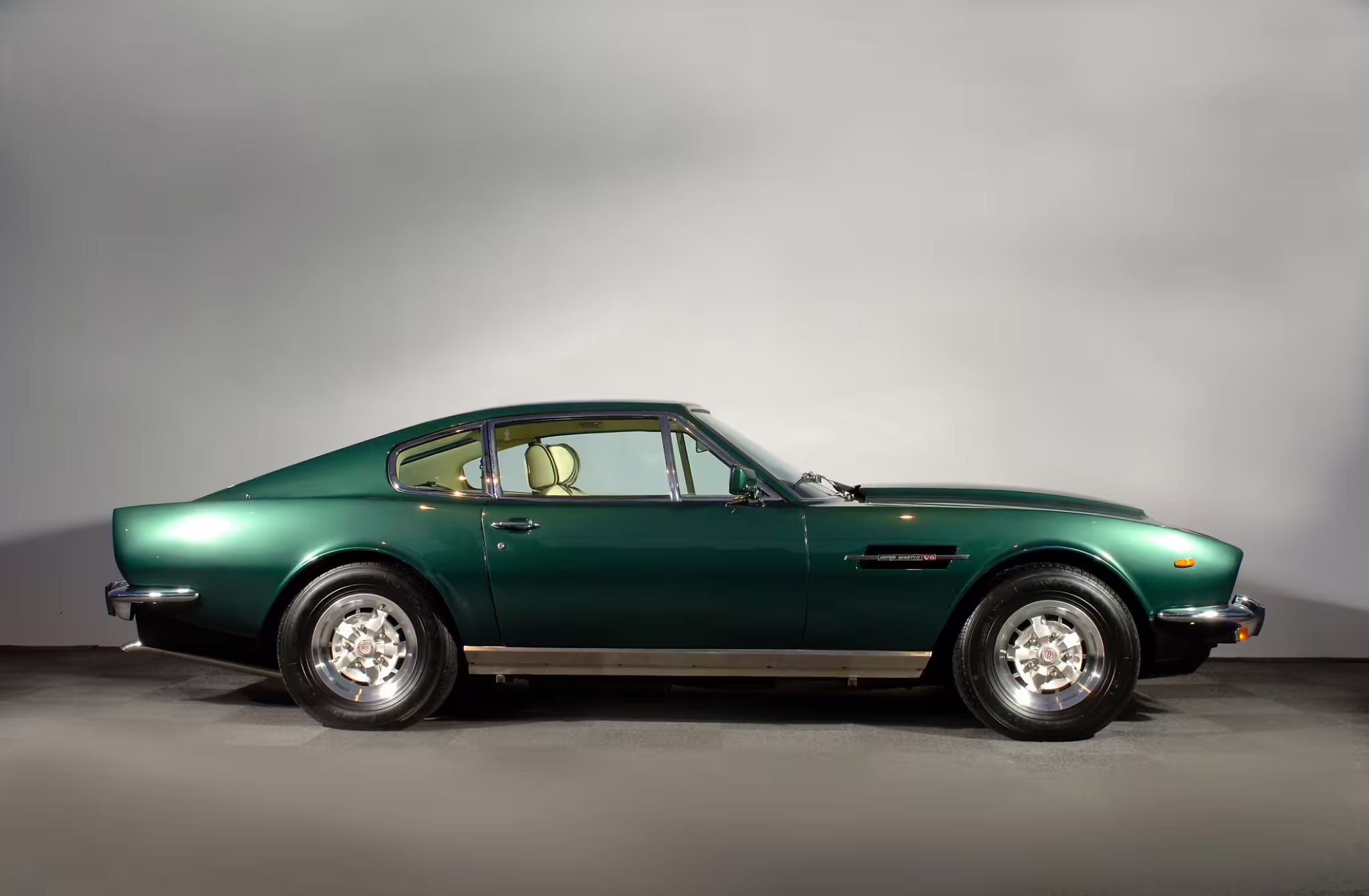 Aston Martin AMV8 em imagem oficial 4
