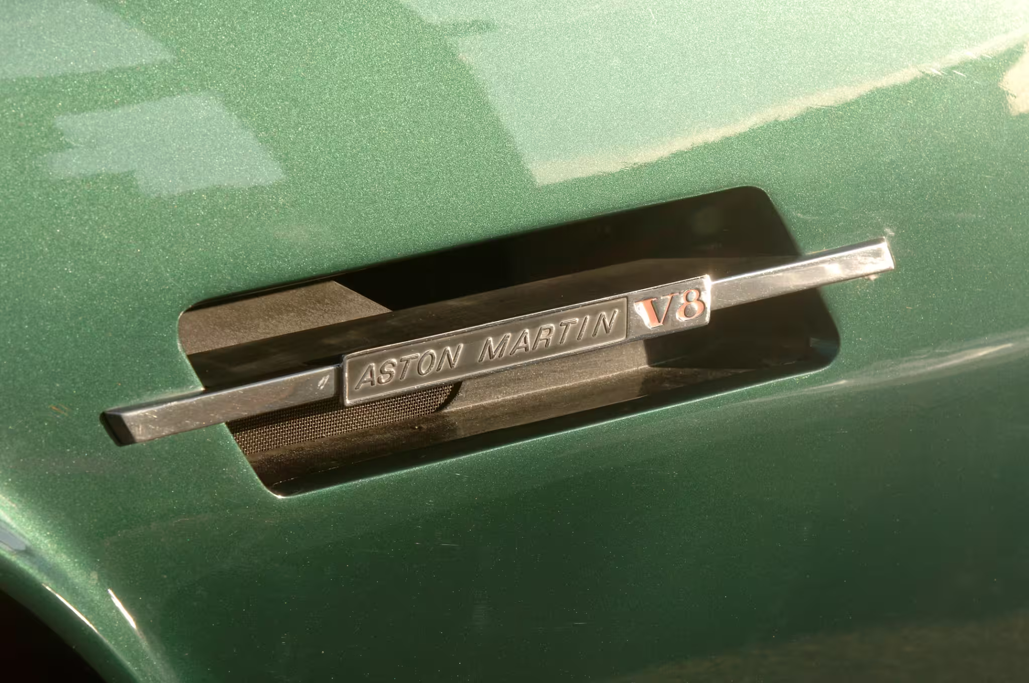 Aston Martin AMV8 em imagem oficial com destaque para o perfil