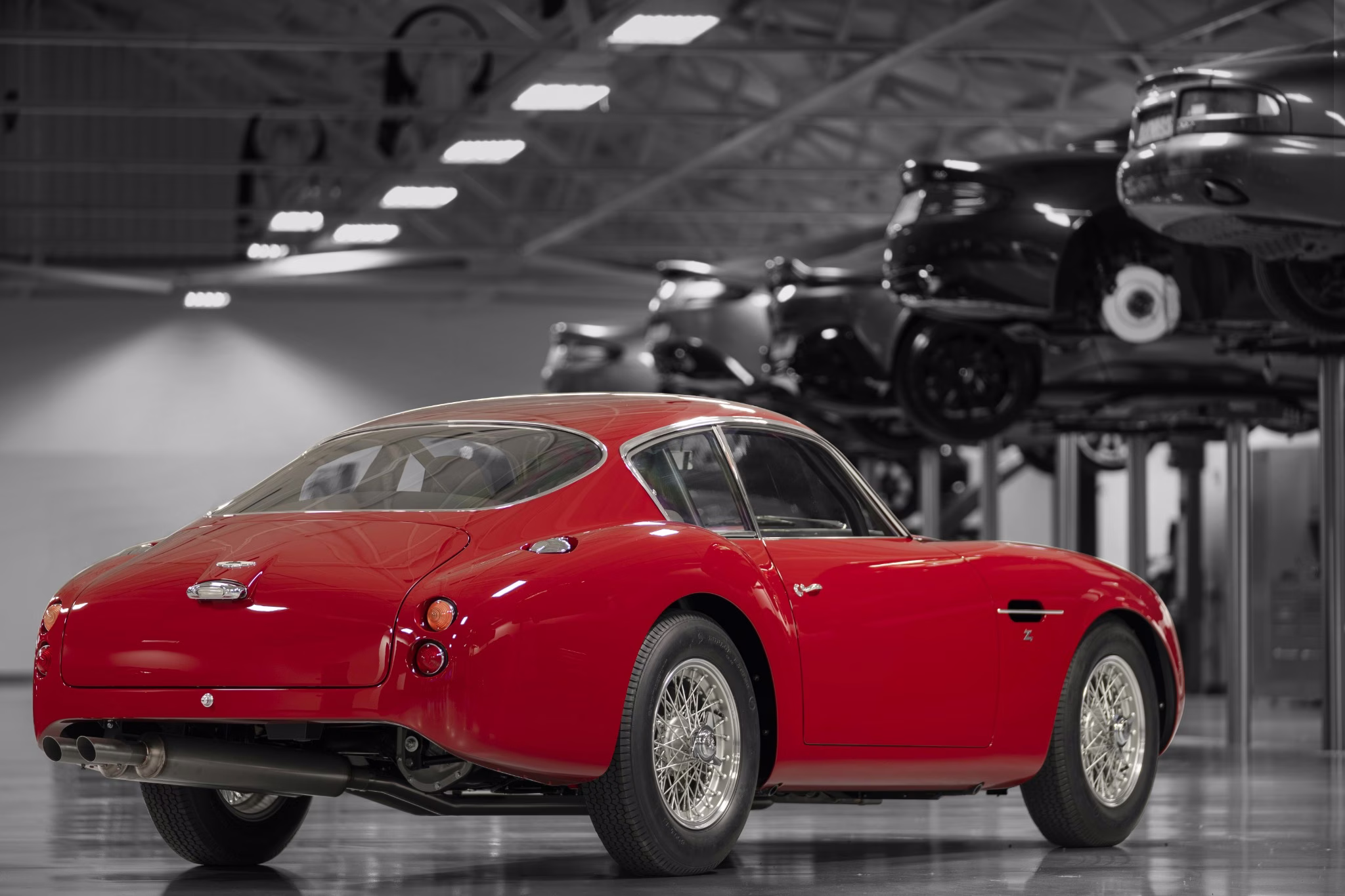 Aston Martin DB4 GT Zagato Continuation em ângulo lateral