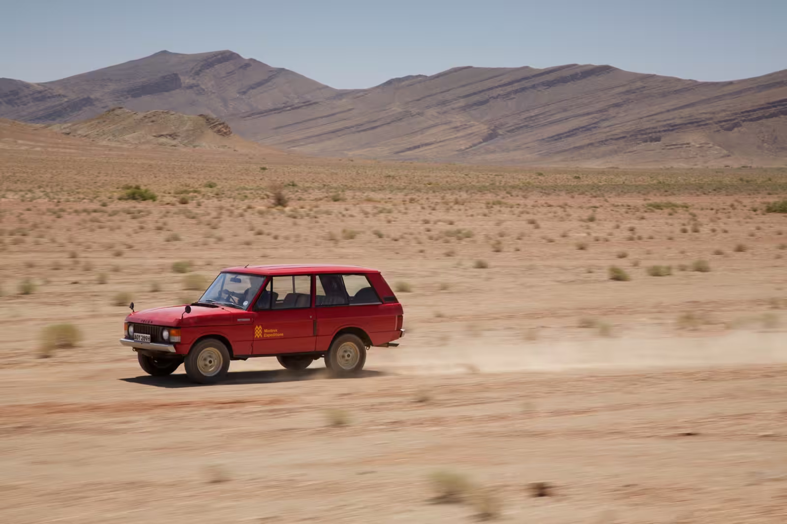 Range Rover Velar de 1969 em imagem oficial com destaque para o perfil