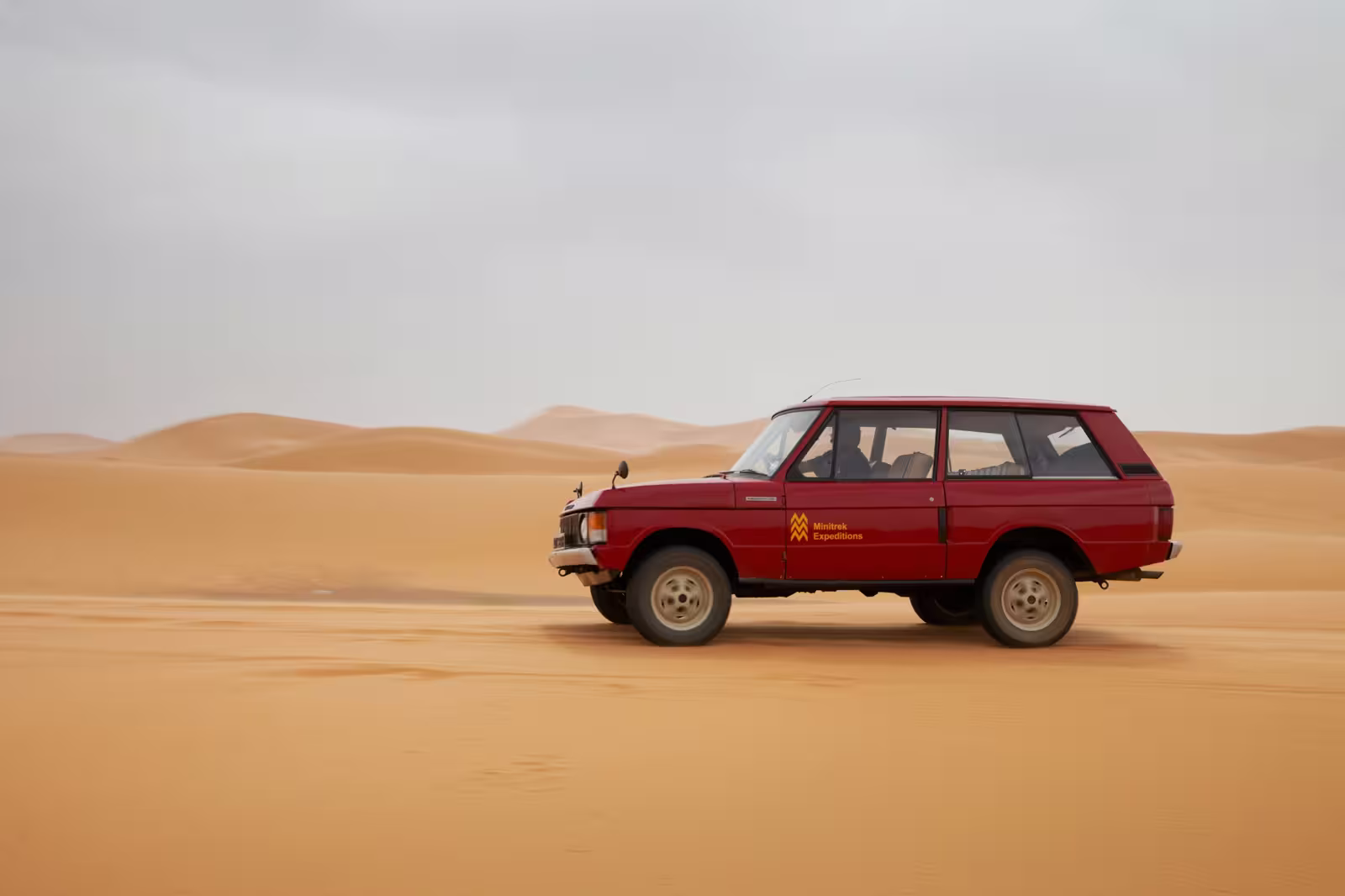 Range Rover Velar de 1969 em imagem oficial 3