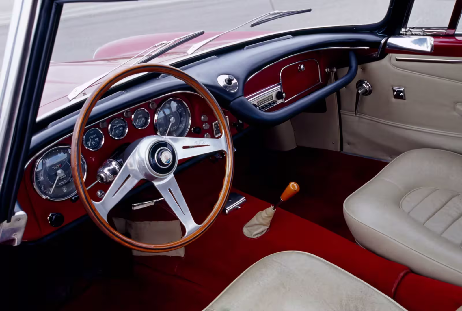 Maserati 3500 GT em imagem oficial 4