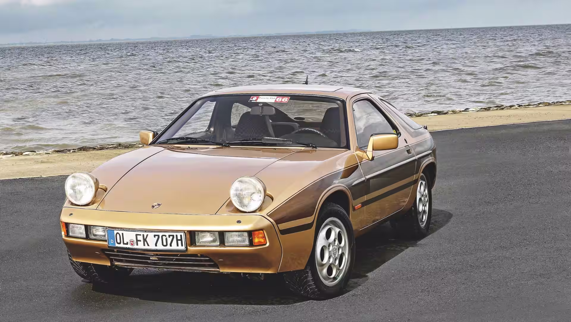 Porsche 928 de 1977 em imagem oficial da marca