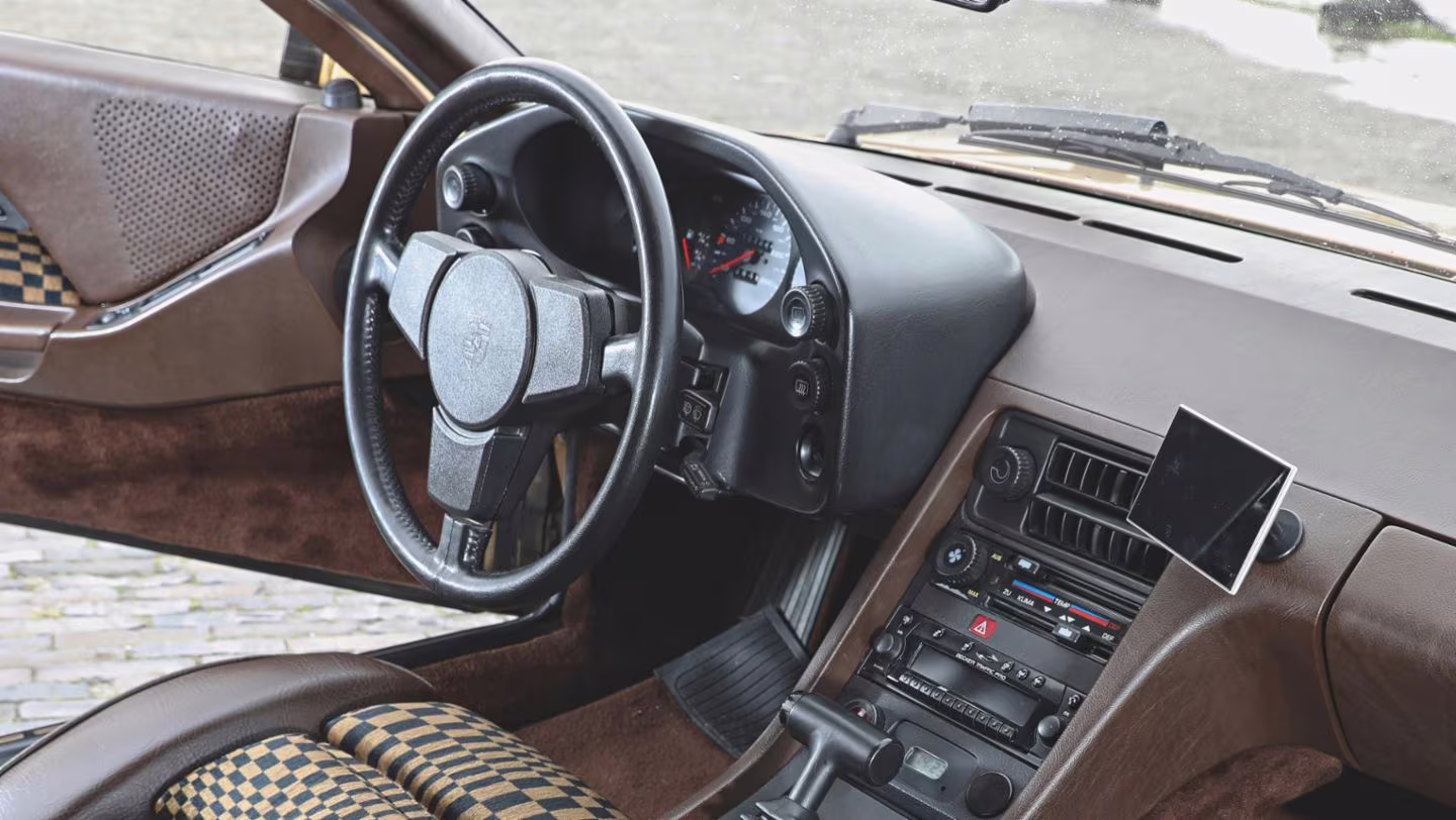 Porsche 928 em imagem oficial 4