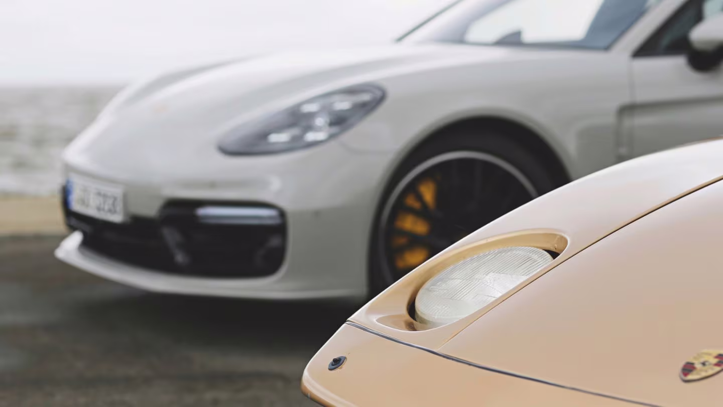 Porsche 928 em imagem oficial com destaque para a dianteira