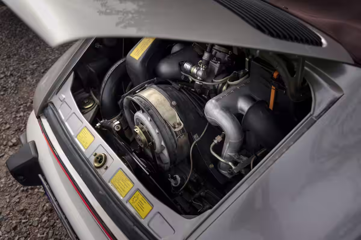 Porsche 911 Carrera Cabriolet Turbo-look 1983 em imagem oficial 11