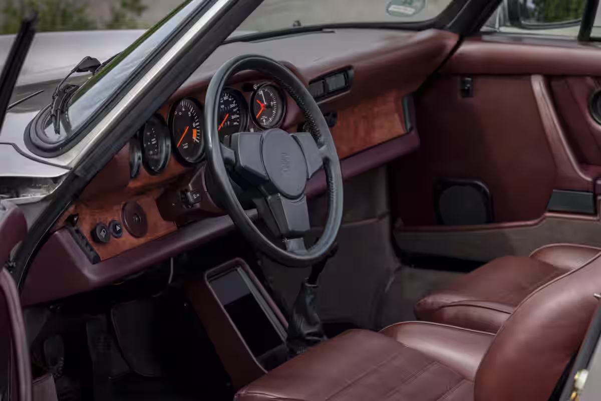 Porsche 911 Carrera Cabriolet Turbo-look 1983 em imagem oficial 12