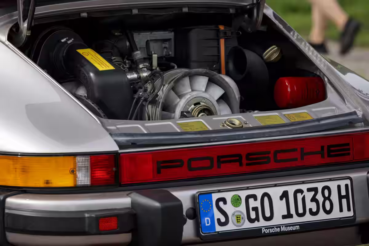 Porsche 911 Carrera Cabriolet Turbo-look 1983 em imagem oficial 13