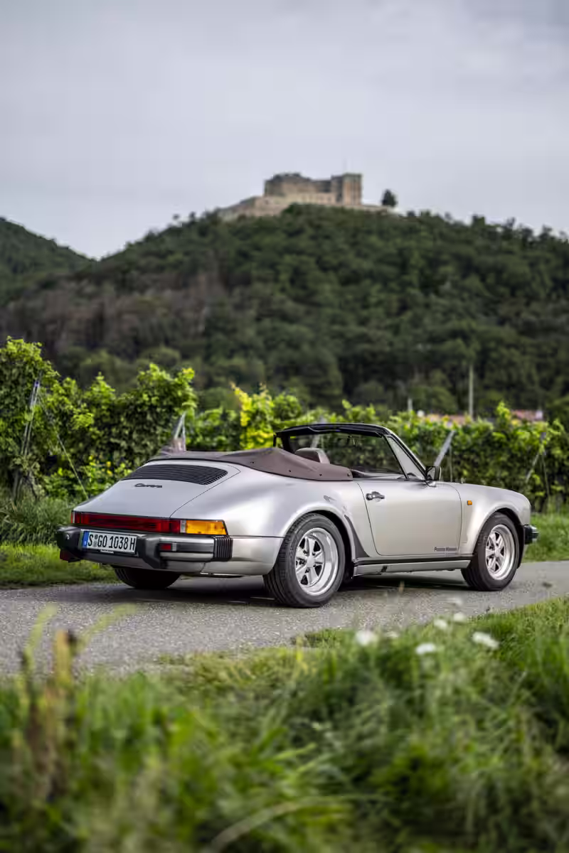 Porsche 911 Carrera Cabriolet Turbo-look 1983 em imagem oficial 15