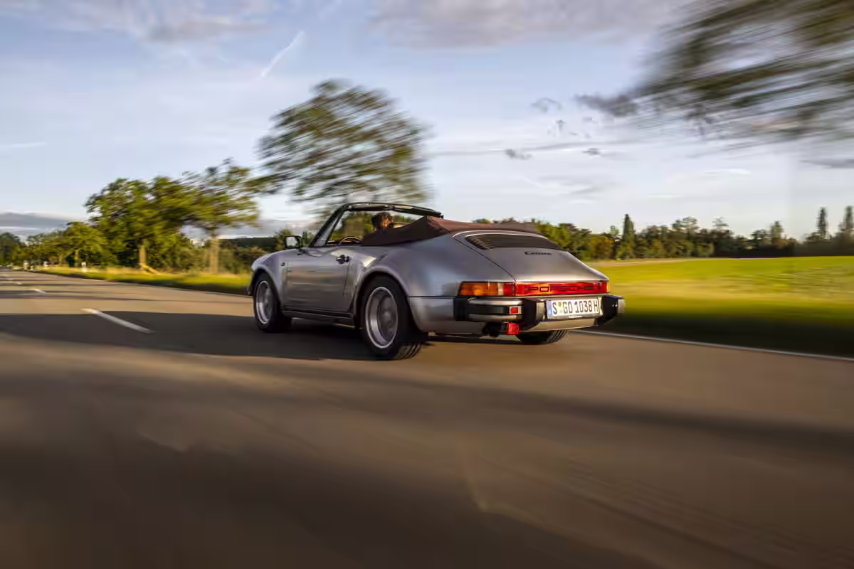 Porsche 911 Carrera Cabriolet Turbo-look 1983 em imagem oficial 16