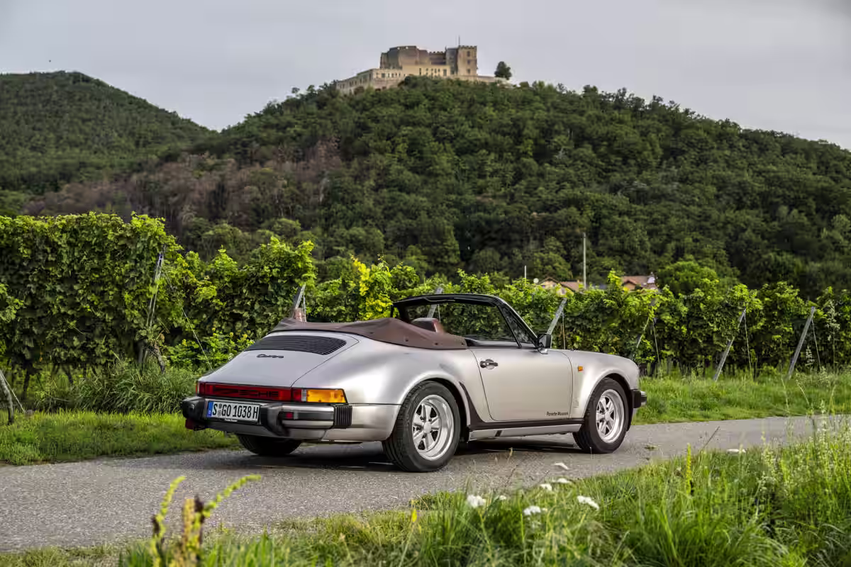 Porsche 911 Carrera Cabriolet Turbo-look 1983 em imagem oficial 17
