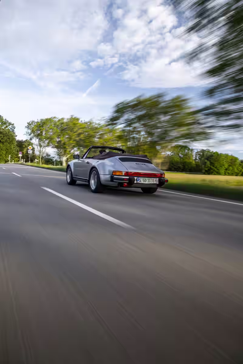 Porsche 911 Carrera Cabriolet Turbo-look 1983 em imagem oficial 18