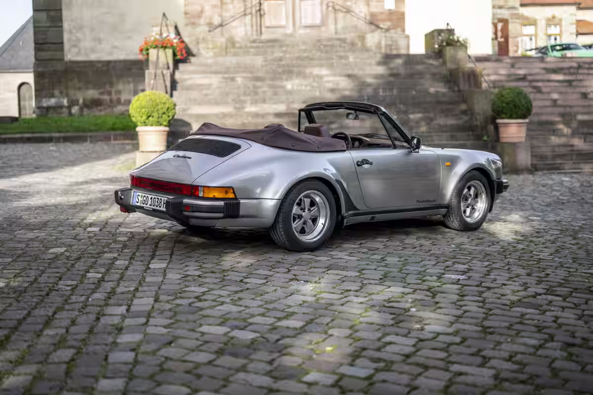 Porsche 911 Carrera Cabriolet Turbo-look 1983 em imagem oficial 19