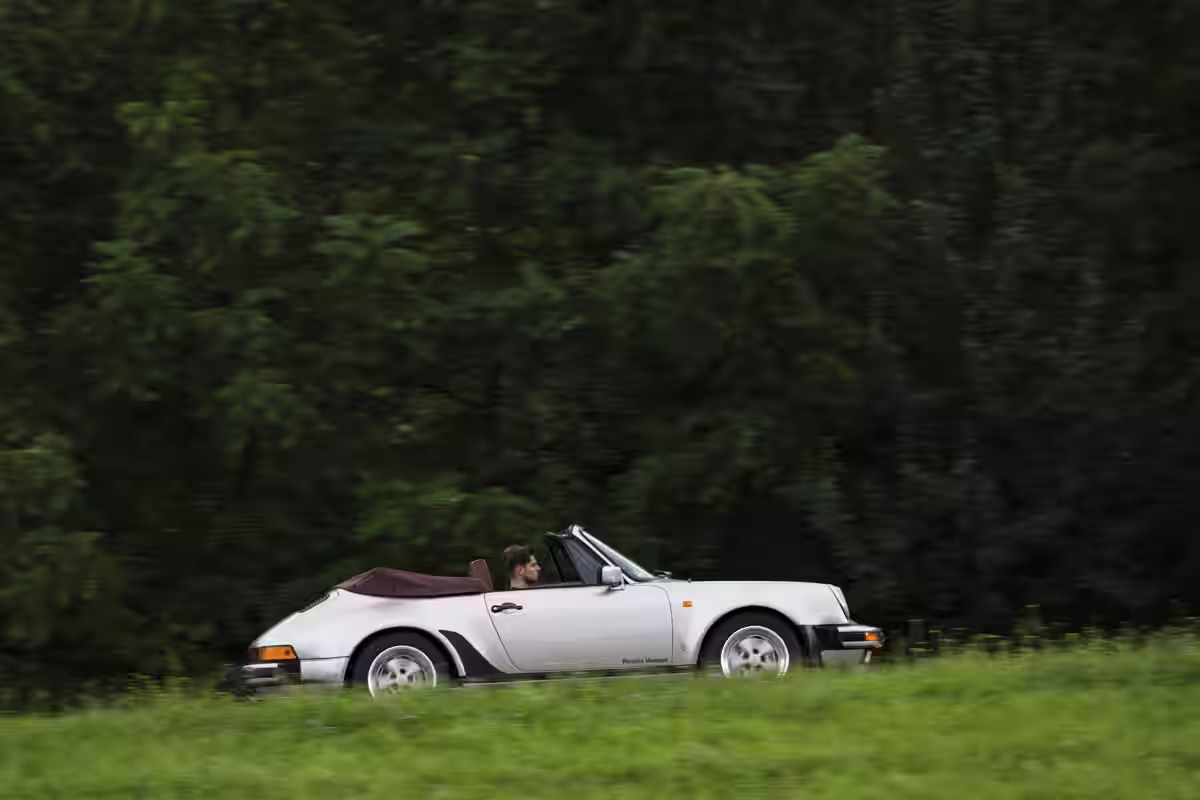 Porsche 911 Carrera Cabriolet Turbo-look 1983 em imagem oficial 2