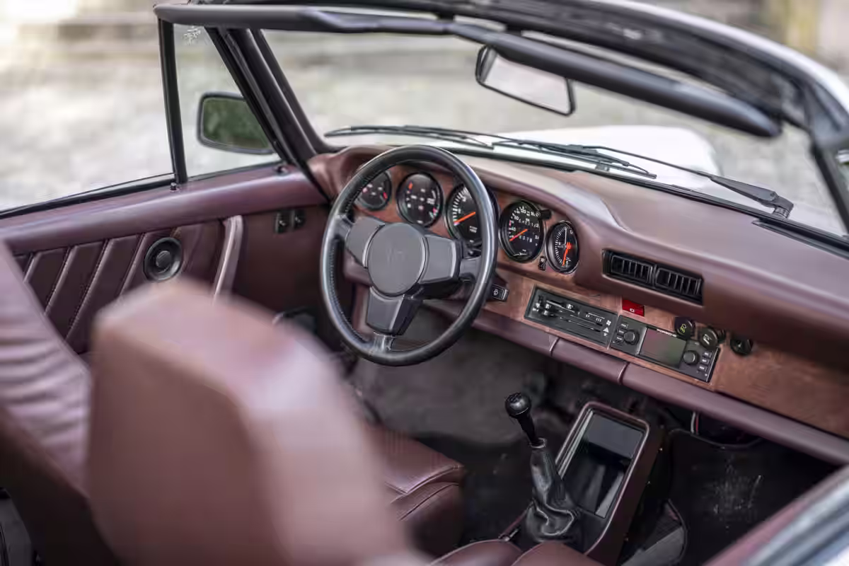 Porsche 911 Carrera Cabriolet Turbo-look 1983 em imagem oficial 20