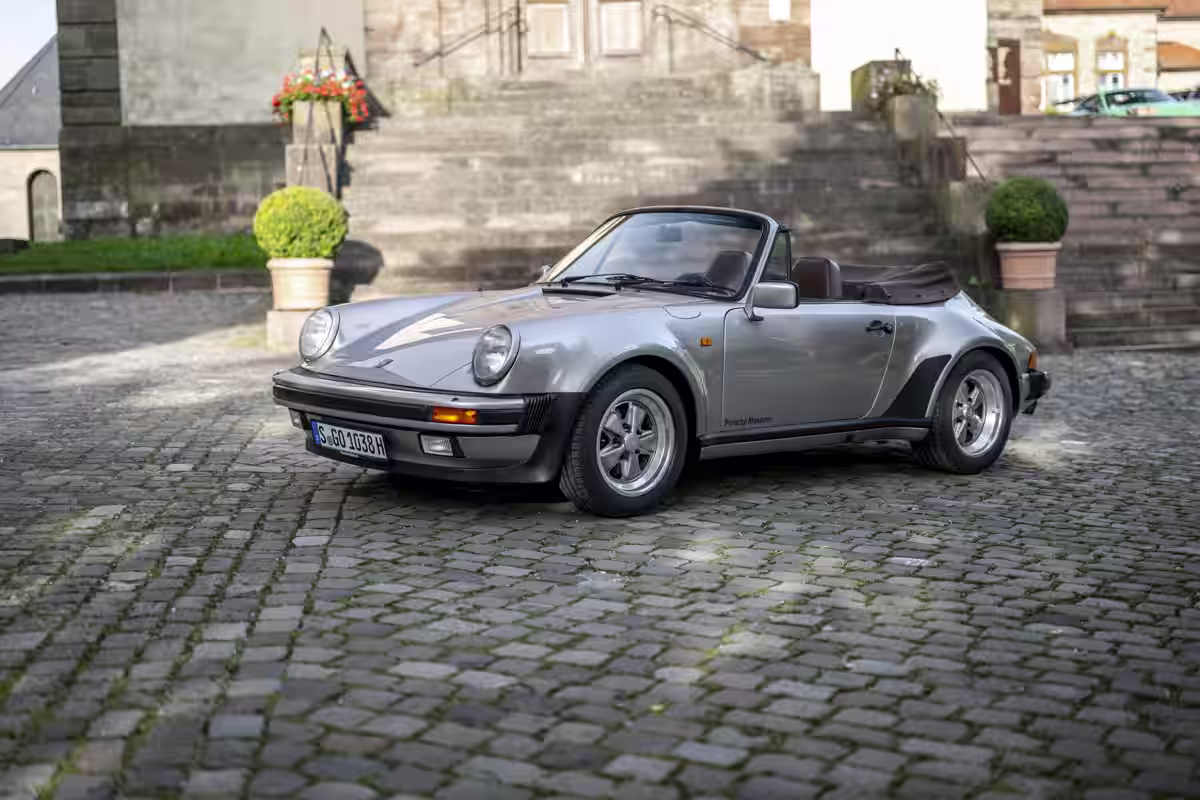 Porsche 911 Carrera Cabriolet Turbo-look 1983 em imagem oficial 21