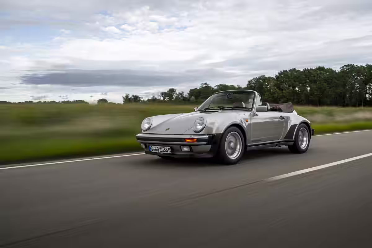 Porsche 911 Carrera Cabriolet Turbo-look 1983 em imagem oficial 22