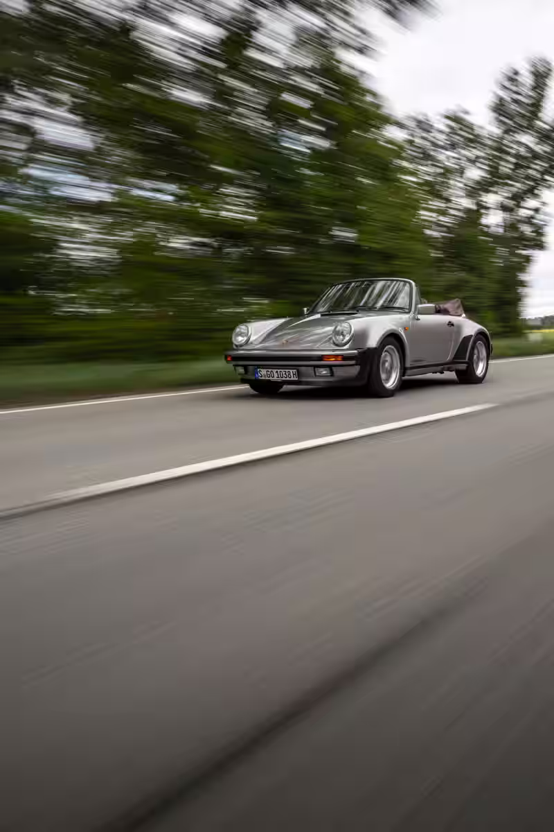 Porsche 911 Carrera Cabriolet Turbo-look 1983 em imagem oficial 23