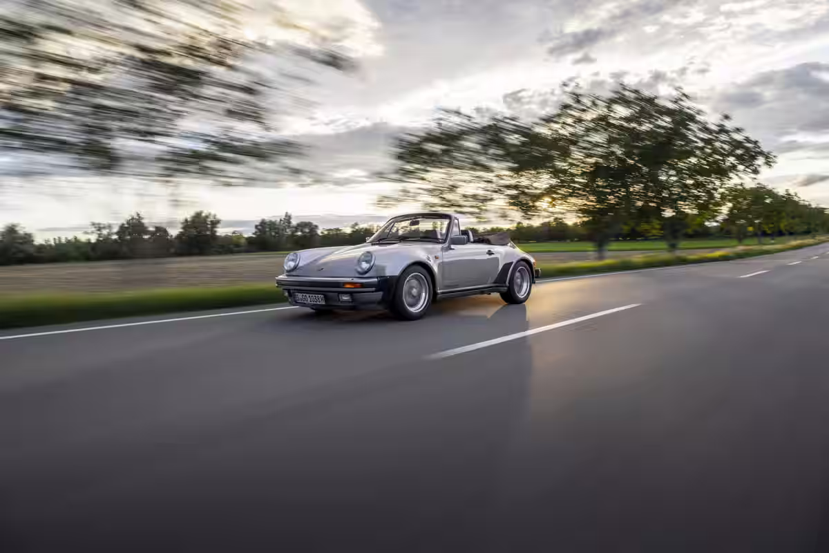 Porsche 911 Carrera Cabriolet Turbo-look 1983 em imagem oficial 24