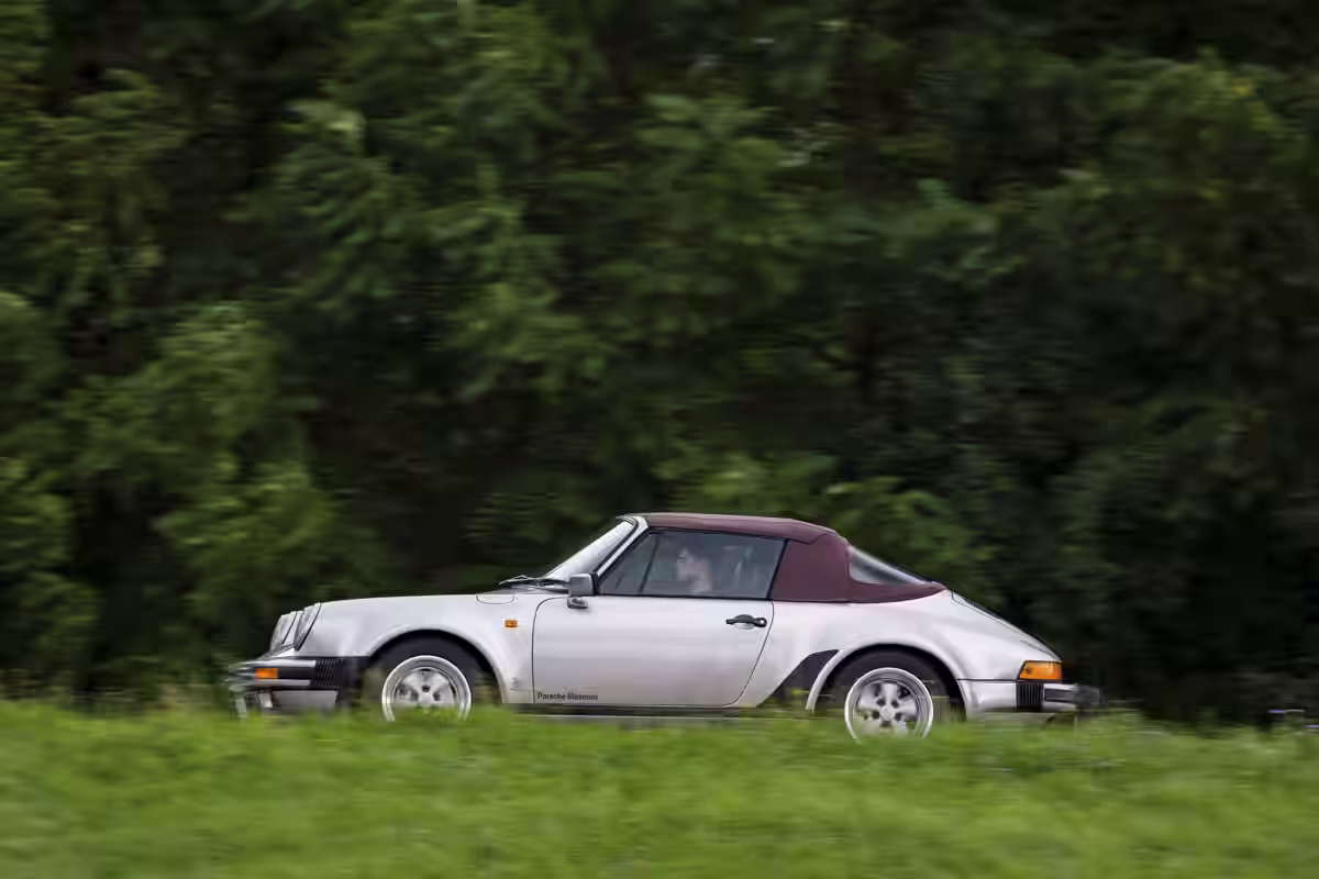 Porsche 911 Carrera Cabriolet Turbo-look 1983 em imagem oficial 25