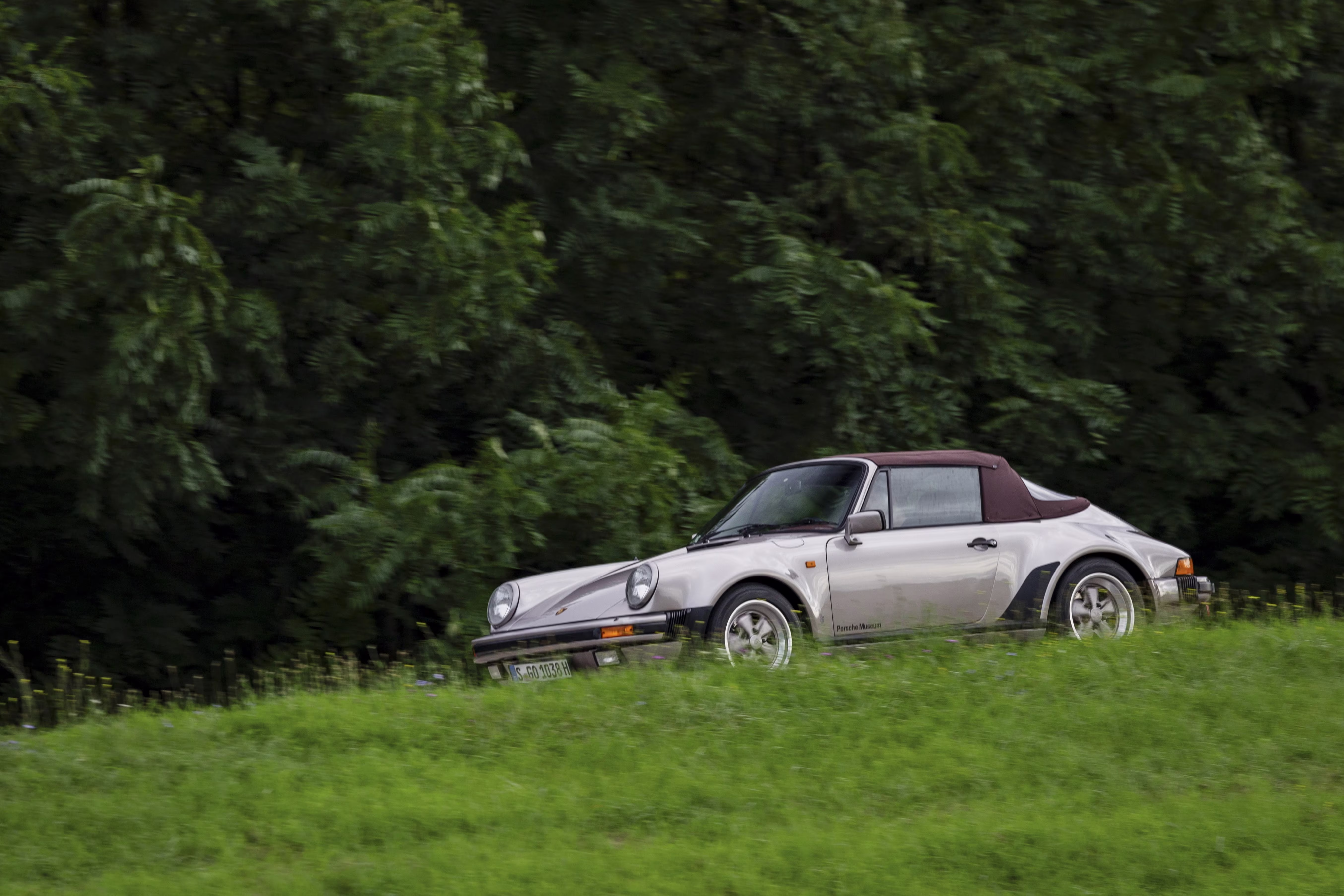 Porsche 911 Carrera Cabriolet Turbo-look 1983 em imagem oficial 33