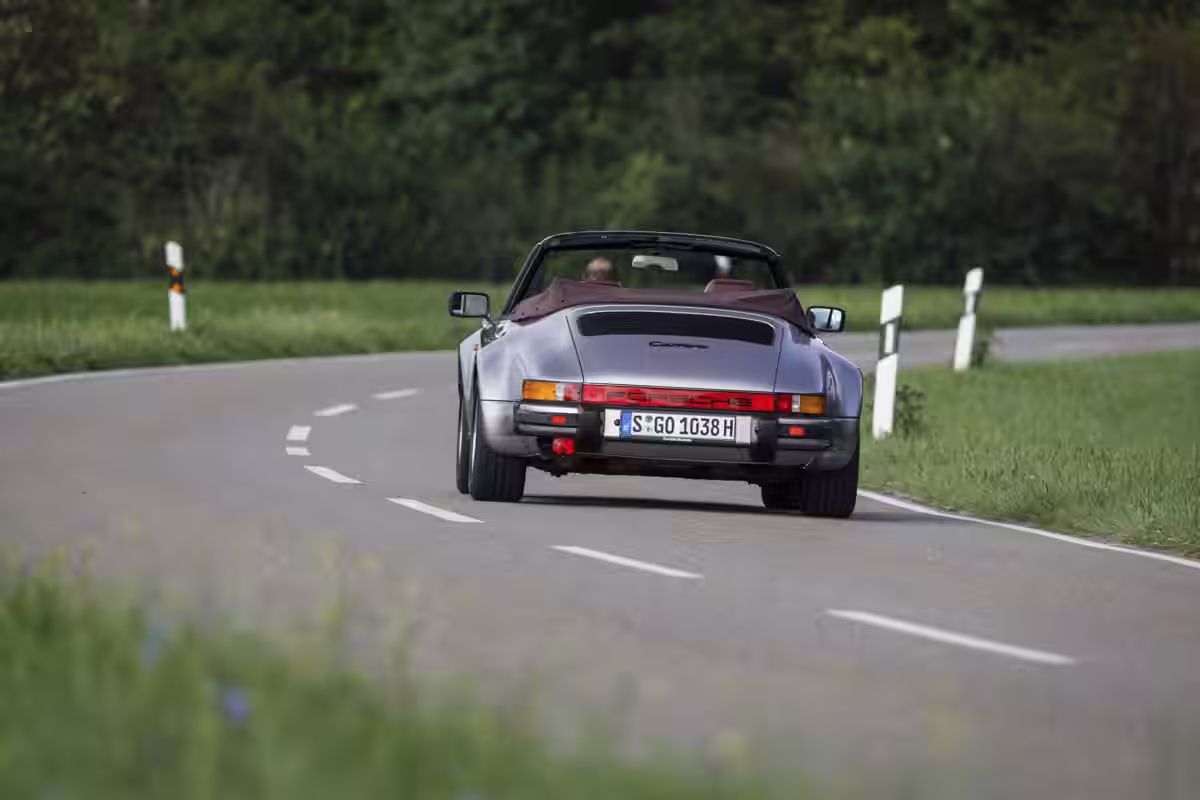 Porsche 911 Carrera Cabriolet Turbo-look 1983 em imagem oficial 4
