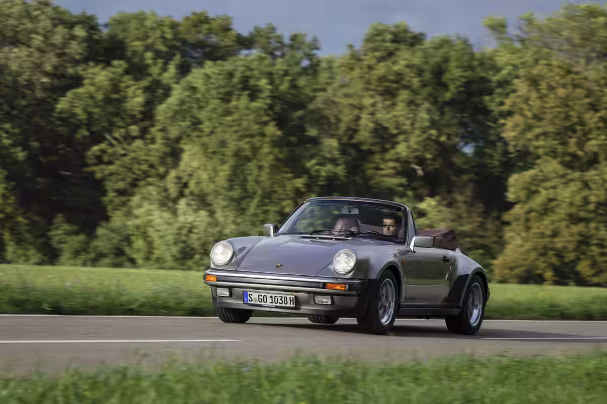 Porsche 911 Carrera Cabriolet Turbo-look 1983 em imagem oficial 5