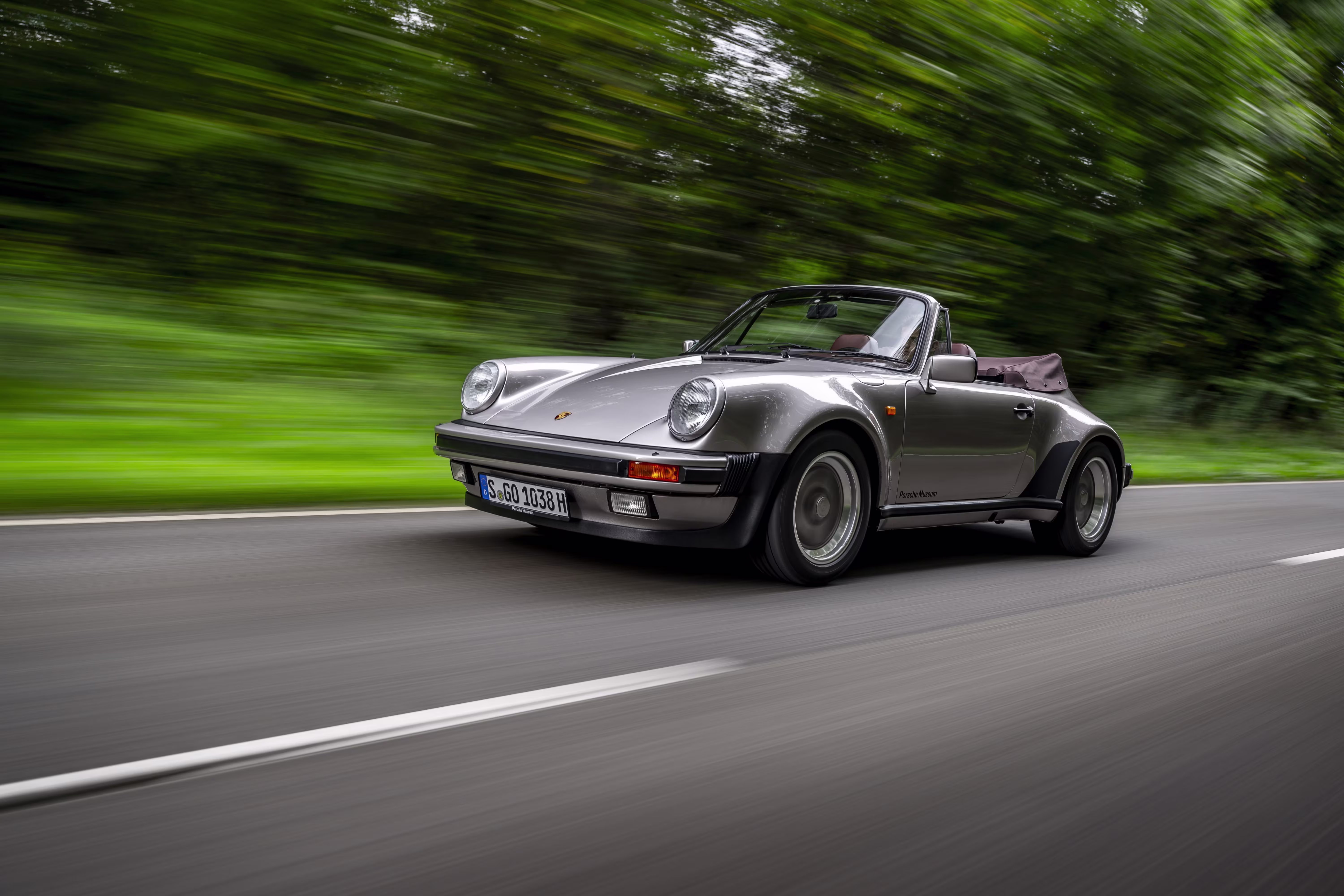 Porsche 911 Carrera Cabriolet Turbo-look 1983 em imagem oficial da Porsche