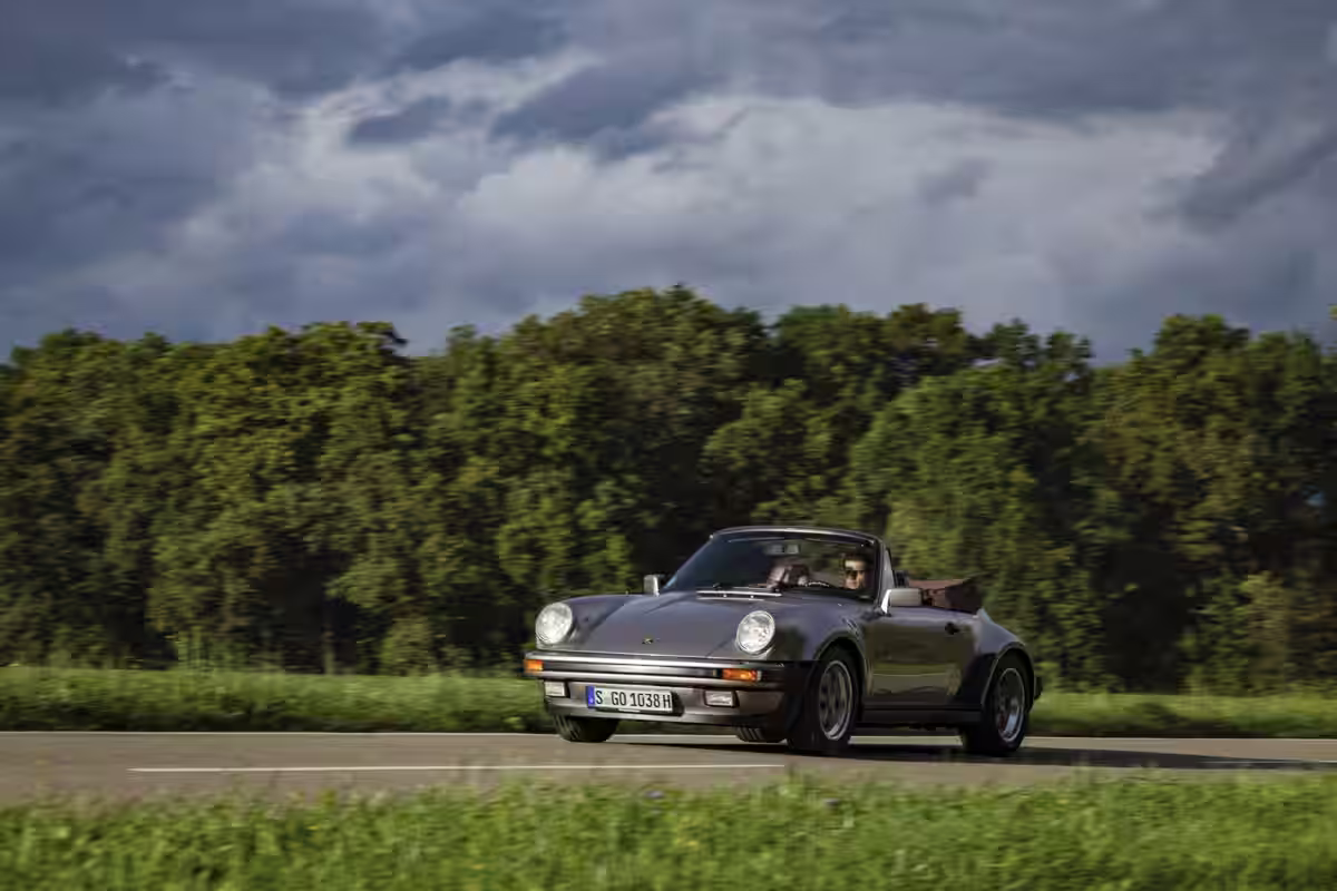 Porsche 911 Carrera Cabriolet Turbo-look 1983 em imagem oficial 6