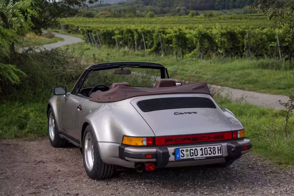 Porsche 911 Carrera Cabriolet Turbo-look 1983 em imagem oficial 7