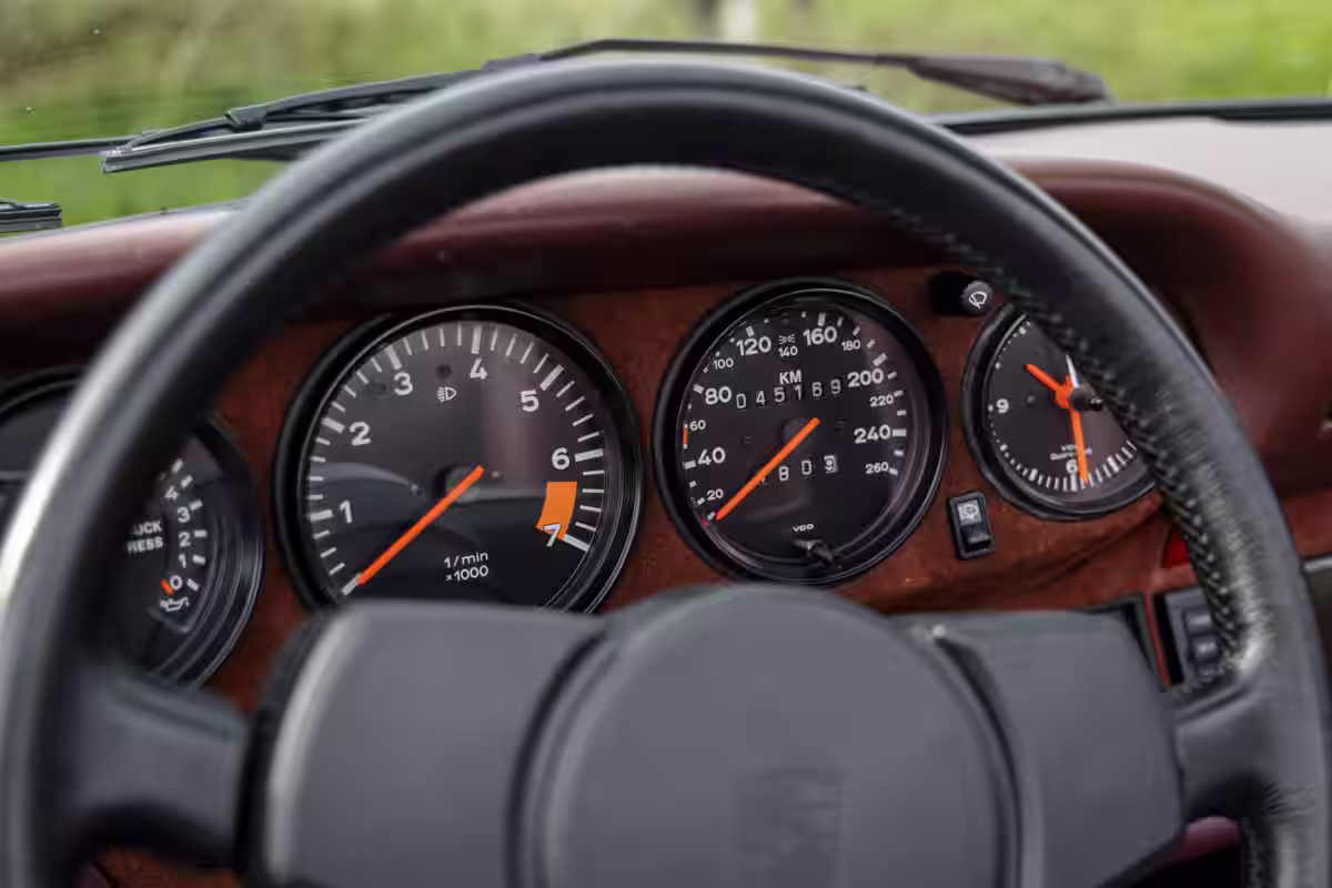 Porsche 911 Carrera Cabriolet Turbo-look 1983 em imagem oficial 8