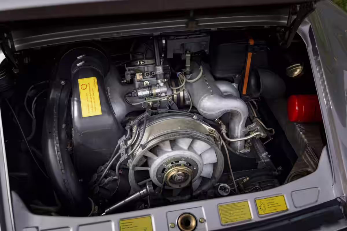 Porsche 911 Carrera Cabriolet Turbo-look 1983 em imagem oficial 9