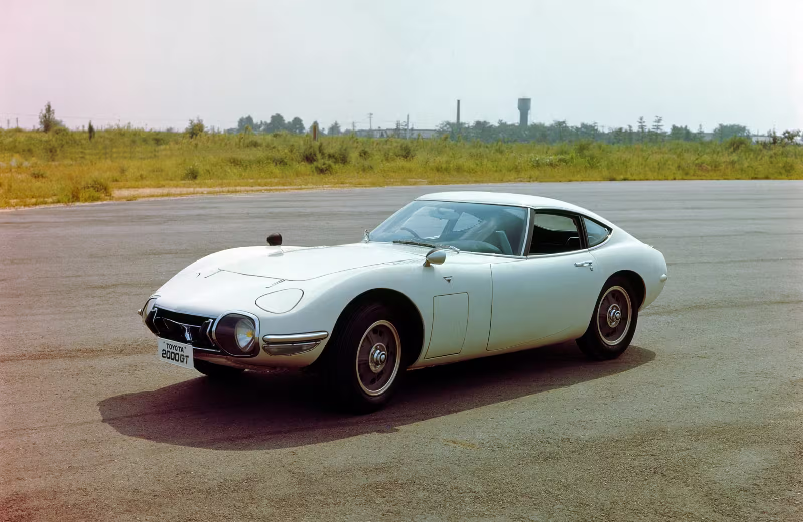 Toyota 2000GT 1967 em imagem oficial da marca
