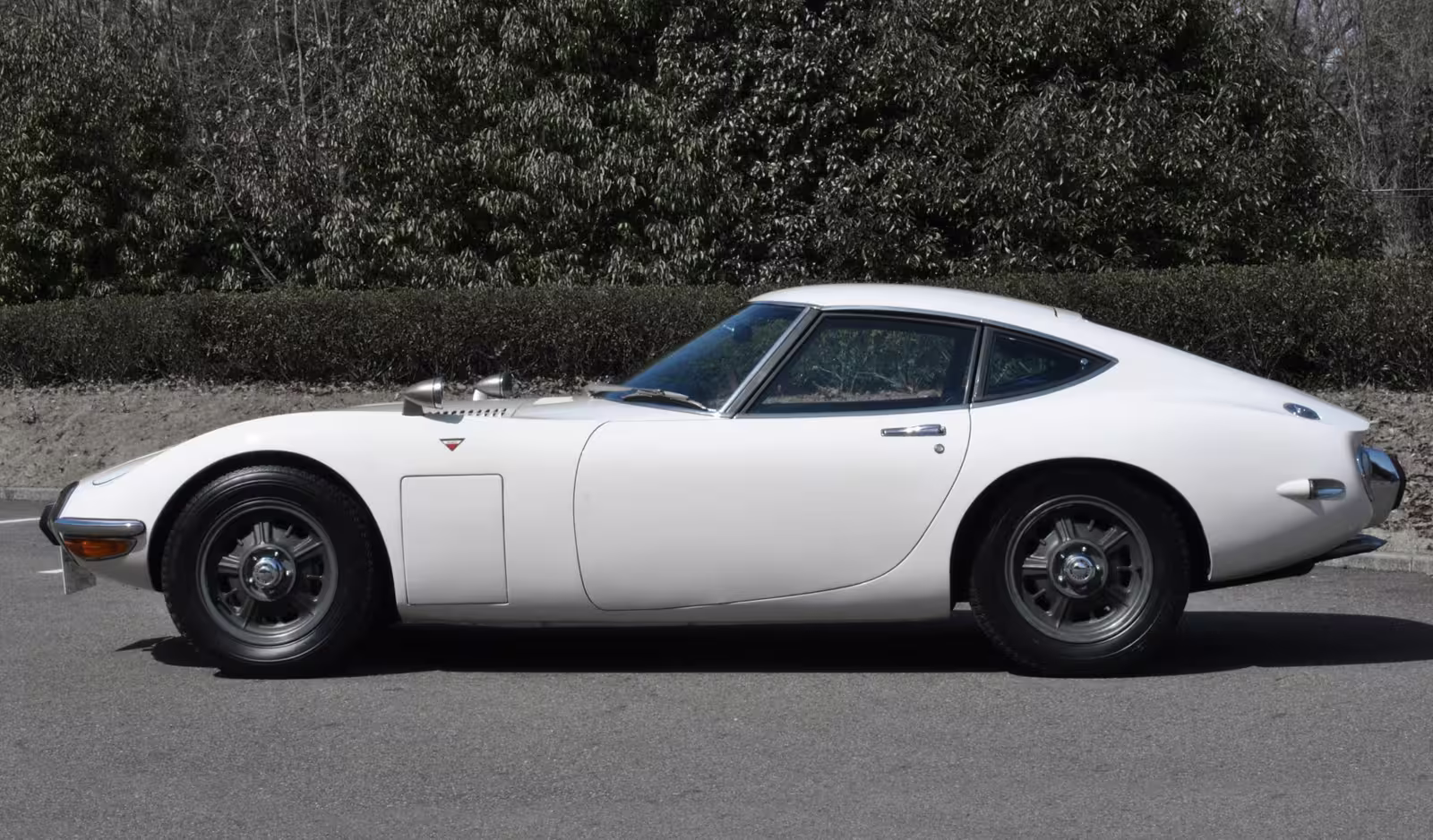 Toyota 2000GT em imagem oficial com destaque para a carroceria