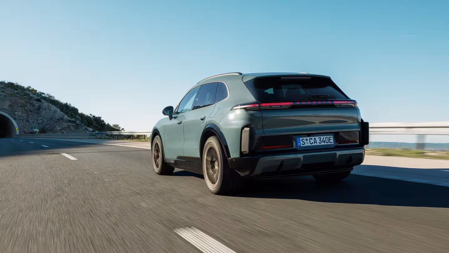 Porsche Cayenne Coupé Electric visto por trás