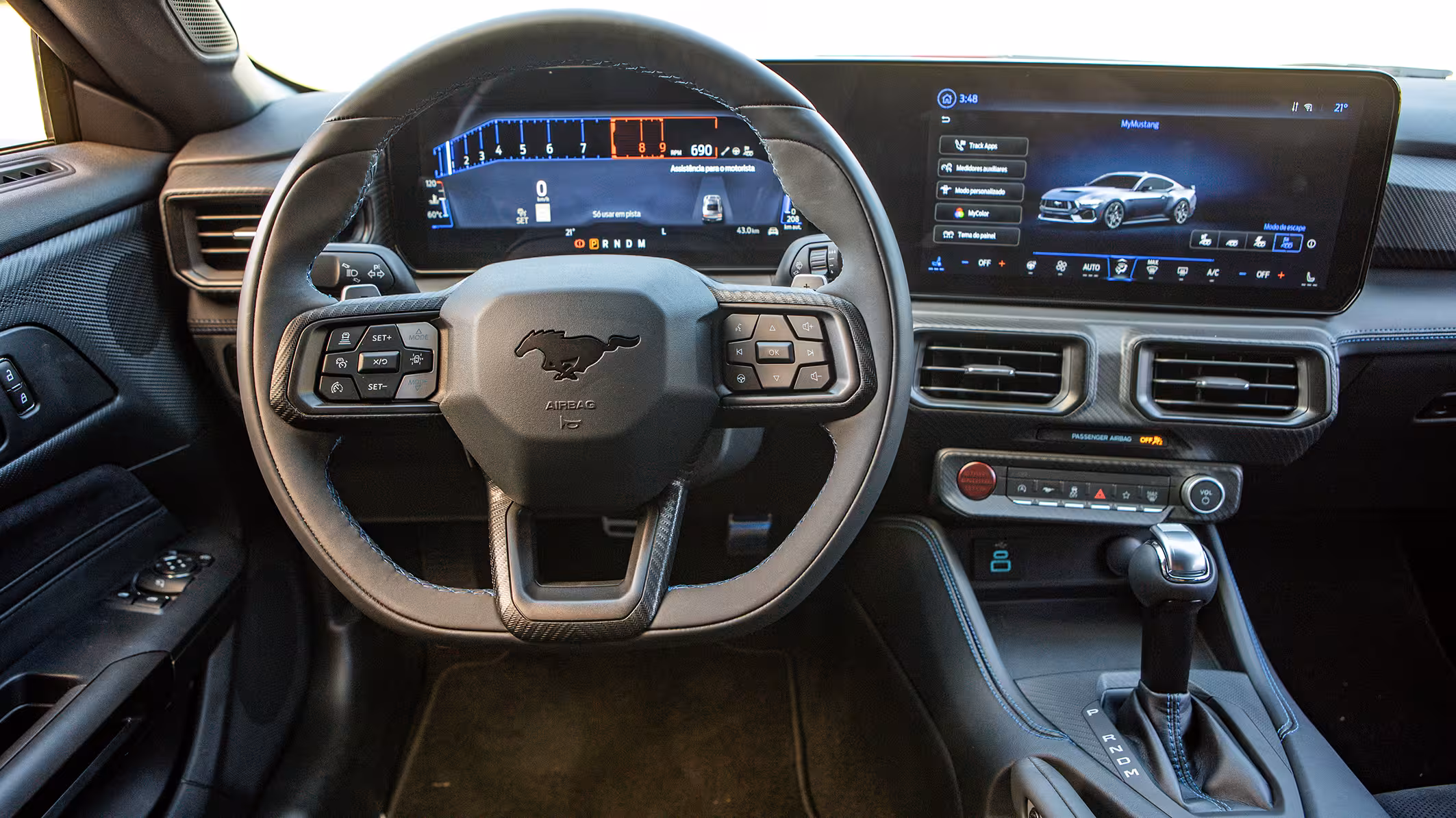 Interior de Ford Mustang com painel multimídia