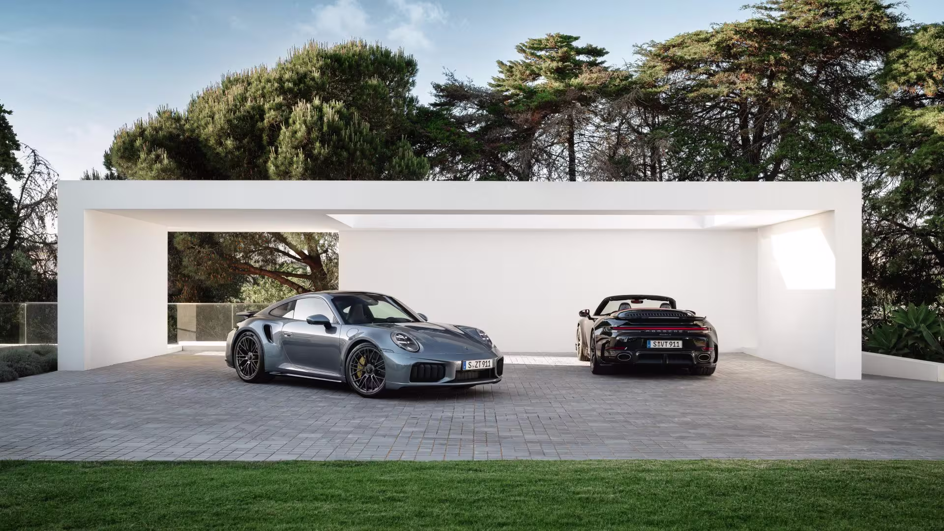 Porsche 911 Turbo S T-Hybrid estacionado