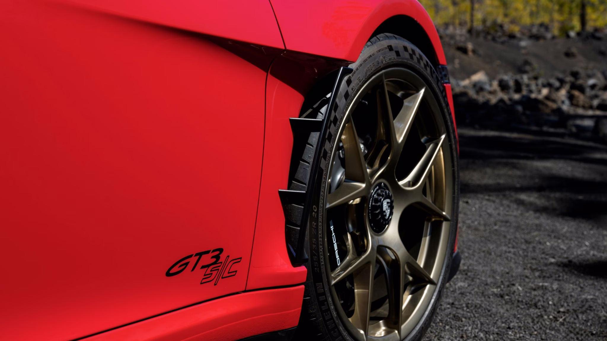 Porsche 911 GT3 S/C em imagem oficial com destaque para o perfil