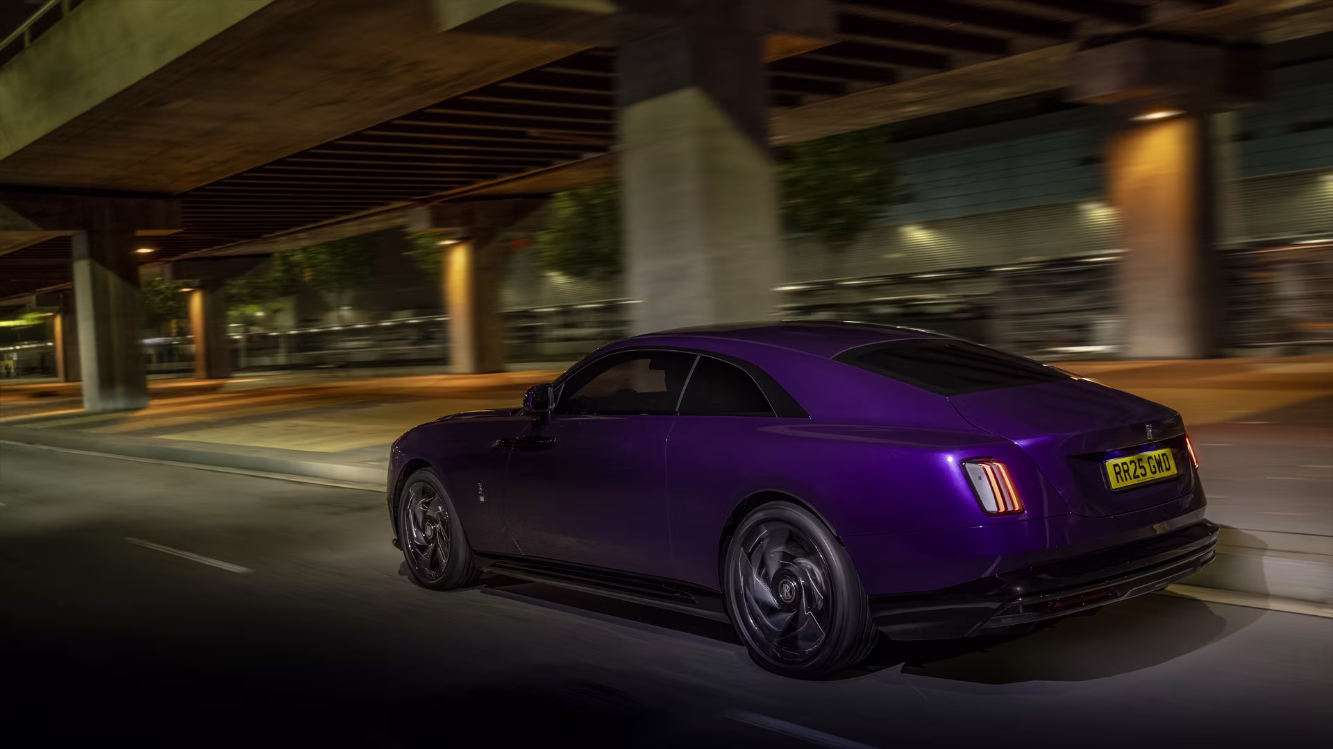 Black Badge Spectre em imagem oficial
