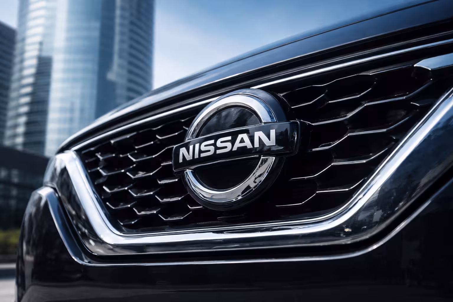 Logotipo Nissan em composição editorial