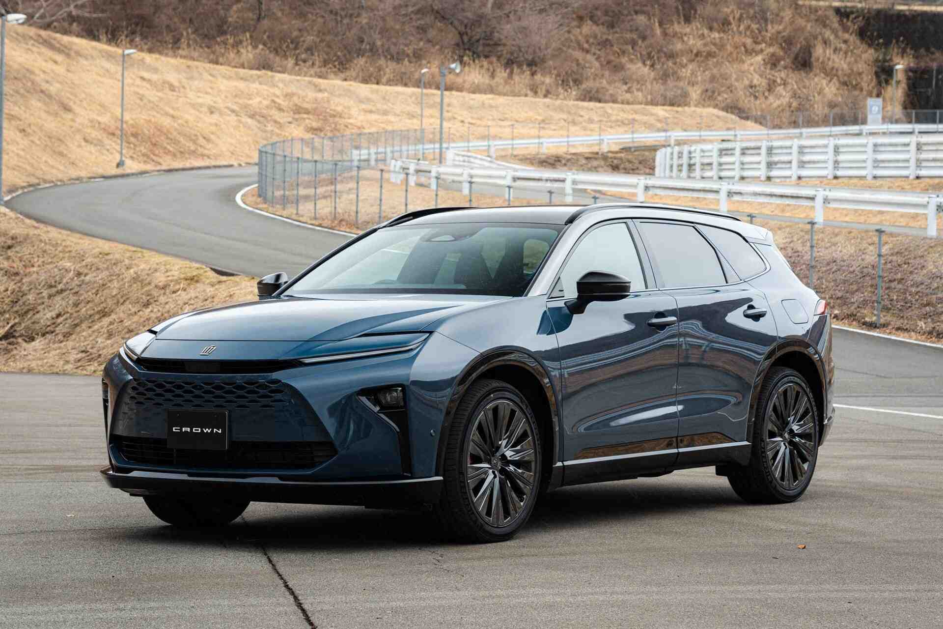 Toyota Crown Estate híbrido apresentado no Japão