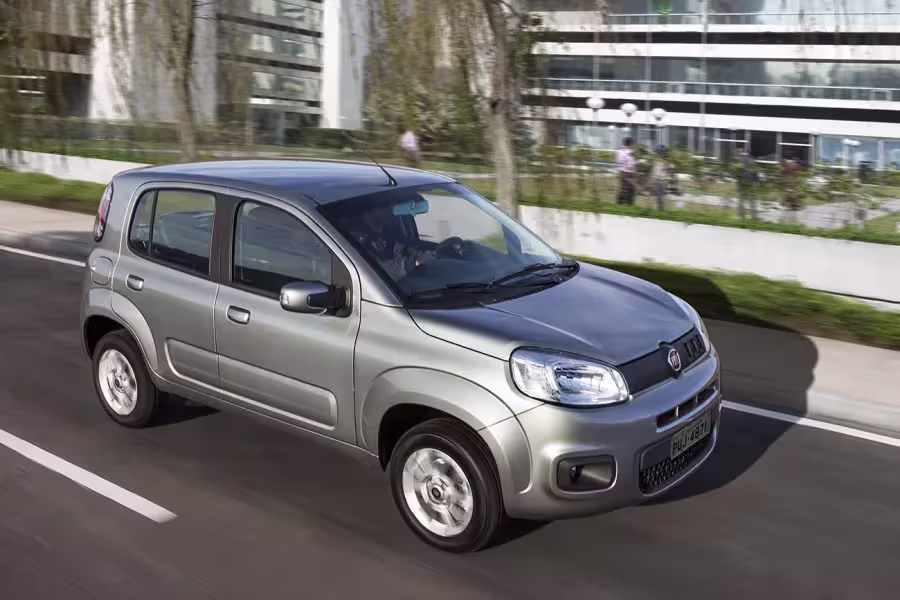 Fiat Uno Attractive 2015 usado em vista lateral