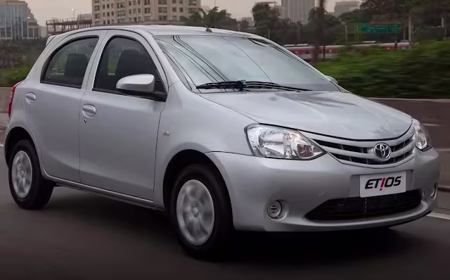 Toyota Etios 2014 usado visto de frente e lateral