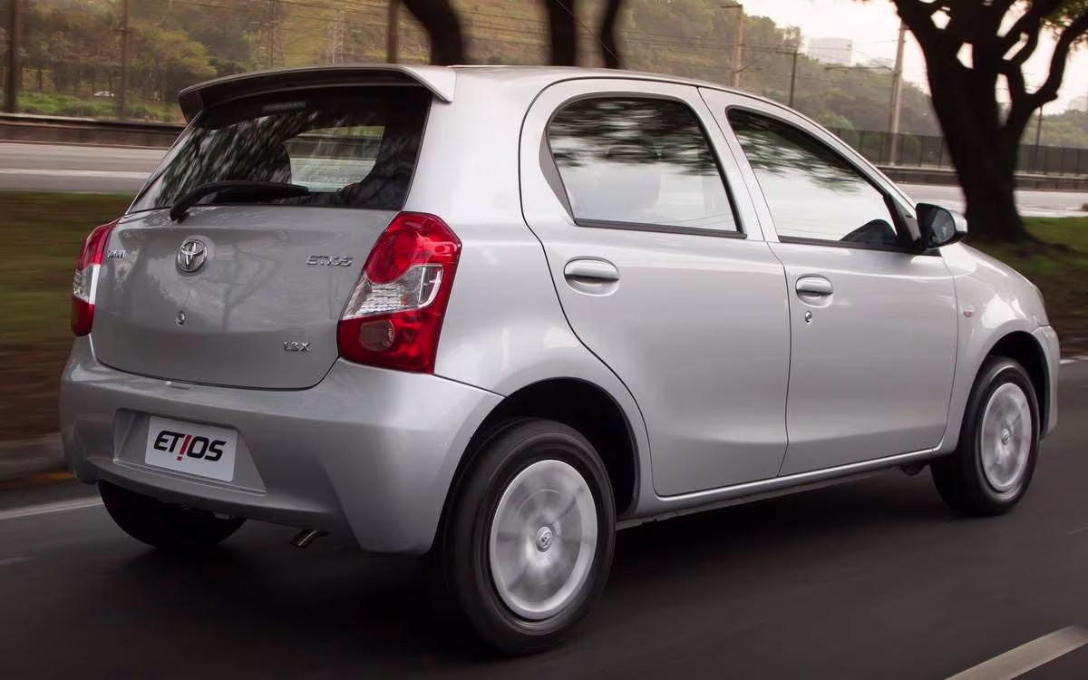 Toyota Etios 2014 usado visto pela traseira